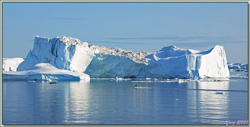 19 heures, le navire vient de lever l'ancre et passe à proximité du champ d'icebergs, l'occasion de faire encore quelques photos - Baie de Disko - Groenland