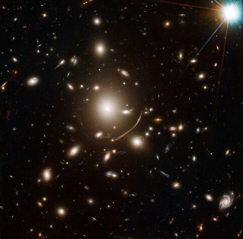 Vue d'Abell 383, un amas de galaxies situé à environ 2,5 milliards d'années-lumière de la Terre.