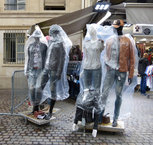 Mannequins sous plastique