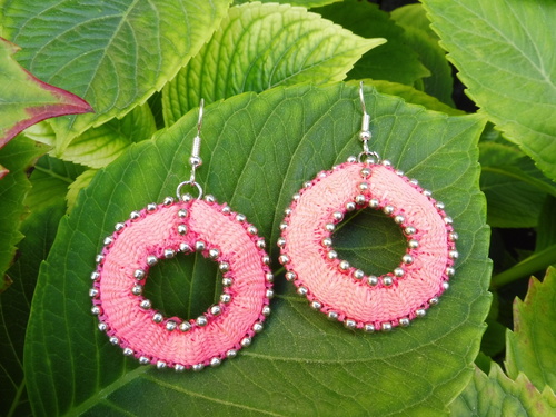 Boucles d'oreilles cousues main avec du matériel de récupération