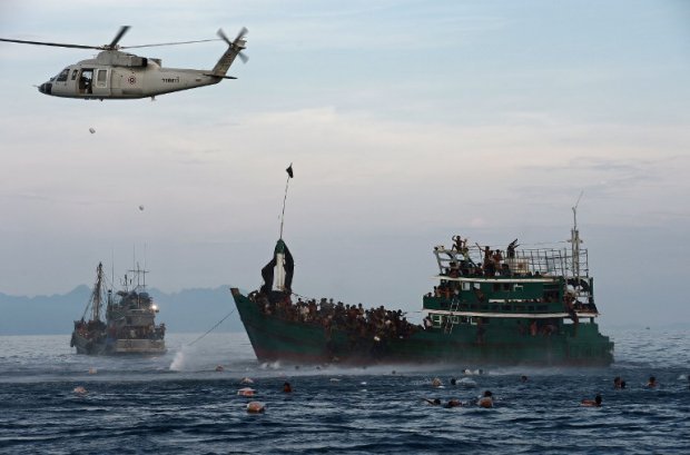 Un hélicoptère militaire thaïlandais largue des vivres à des réfugiés rohingyas en mer d'Andaman, le 14 mai 2015 (AFP / Christophe Archambault) Un hélicoptère militaire thaïlandais largue des vivres à des réfugiés rohingyas en mer d'Andaman, le 14 mai 2015 (AFP / Christophe Archambault)