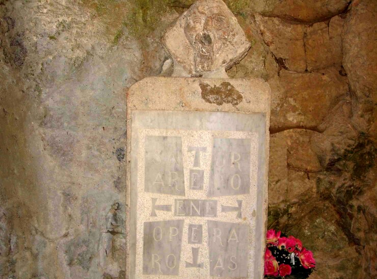 Le carré SATOR à l'intérieur de la grotte-chapelle