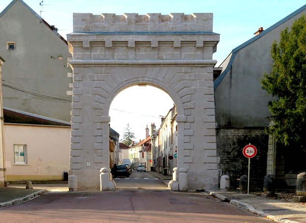 La porte de Paris  de Châtillon sur Seine, a pris un coup de jeune !