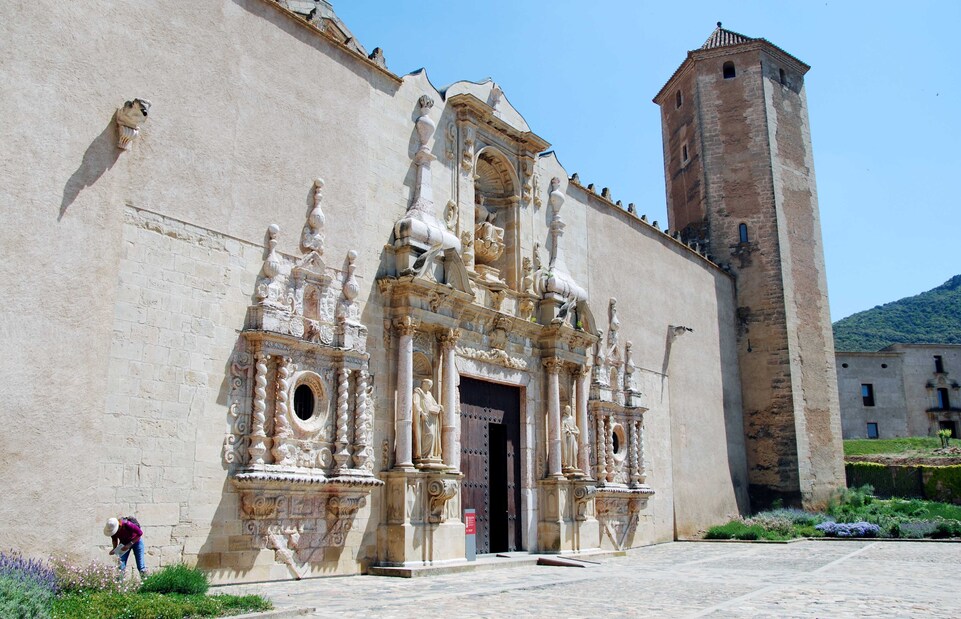 J 2 - La façade baroque de l’église du monastère de Poblet