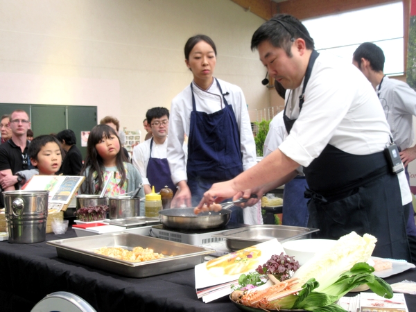 Takashi Kinoshita , chef étoilé du Château de Courban,  a démontré tout  son talent au salon "Art et Saveurs" organisé par le Lions Club