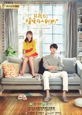 Put your head on my shoulder 9,5/10 Il a donc été mon petit rayon de soleil du printemps 2019 avec son emblématique romance qui a su enflammer mes joues et mon coeur. Il offre un couple attachant grâce à ses personnages volontaires et sans prise de tête. Les scènes sont à la fois mignonnes et matures tout en restant très naturelles. J'ai aimé suivre toutes les évolutions du couple et leurs différentes aventures dans le domaine universitaire puis professionnel. Le couple secondaire est en revanche plus effacé, si bien qu'on ne comprend pas vraiment le focus. La réalisation sublime la relation du couple principal avec des plans lumineux sans tomber dans le rose bonbon. Si comme moi les romances toutes mignonnes font battre vos coeurs, le drama est fait pour vous. En revanche si le couple ou la romance ne plaisent pas, le drama ne vous évoquera aucun sentiment. Autant vous dire que l’effet sur vous sera quitte ou double. Pour ma part, vous l’aurez compris, j’étais complètement gaga, et quand il y a un drama entier centré sur eux, ce n’est que du bonheur. Je vous le recommande absolument!