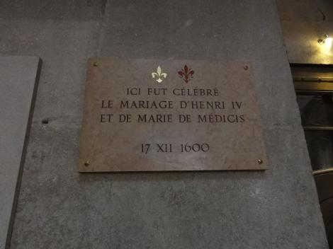Plaque de marbre accrochée à un mur, rappelant le mariage d'Henri IV et de Marie de Médicis.