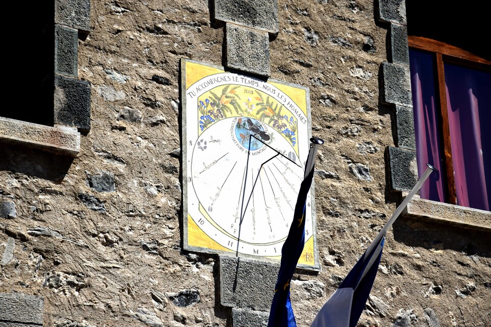 St Véran - Cadran solaire sur la façade de la mairie