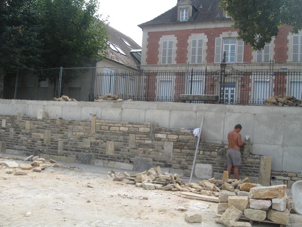 La réfection du mur de l'Allée des Boulangers vue par René Drappier
