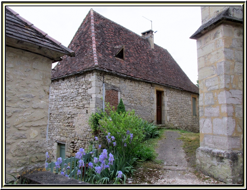 L'Eglise de St Cyprien et visite du petit village de Allas les mines (Dordogne)
