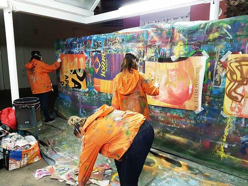 atelier graff à la bombe de peinture sur affichettes et réalisation de tableau aux marqueurs peinture durant 1 soirée pour 30 jeunes d'un Orphelinat : au Cap d'Agde (34) en décembre 2017