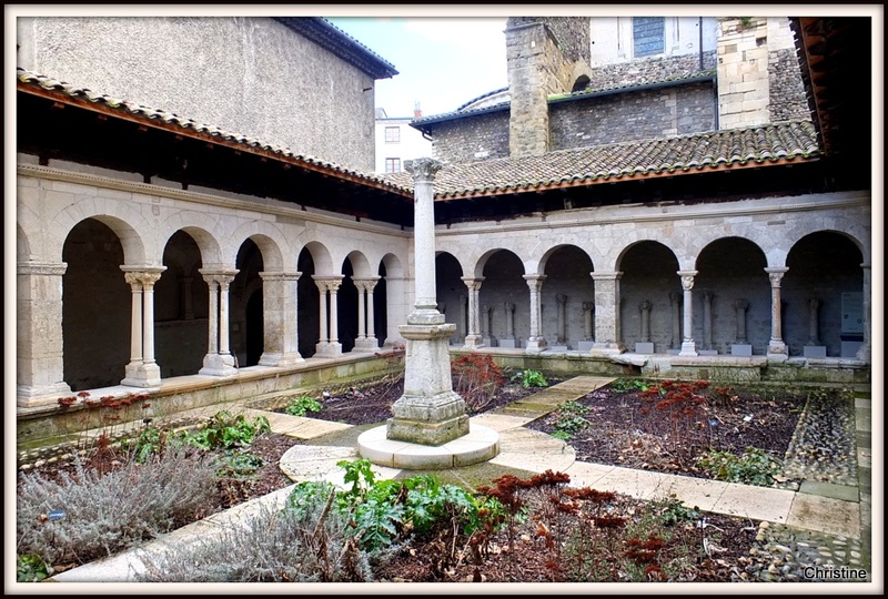 LE CLOÎTRE DE ST ANDRE LE BAS A VIENNE