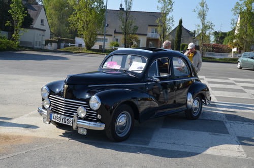 Rassemblement mensuel de voitures anciennes à Ploërmel