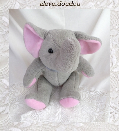 Doudou Elephant Assis Marki MF Peluche Gris Et Rose Ruban