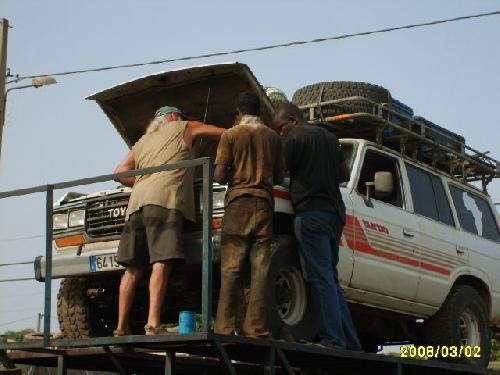Bénin Parakou Voiture sur le pont pour le changement du disque d'embrayage Jacques surveille
