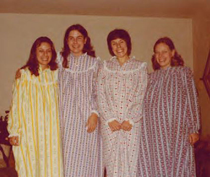 Photos anciennes en couleur de femmes en chemise de nuit - Chemise de nuit