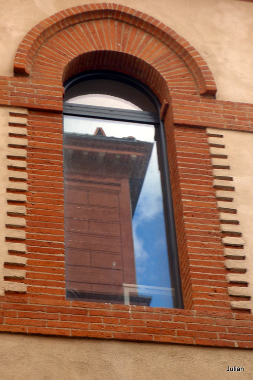 Façade toulousaine et fenêtre avec reflets ...