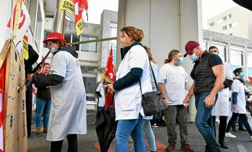 « On ne veut pas de médaille, on veut un salaire à la hauteur de ce qu’on apporte à la société », disent les soignants qui ont montré leur indispensable présence lors de la crise sanitaire...