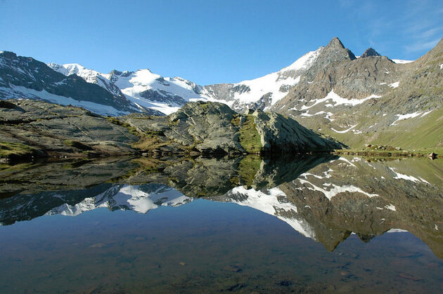 Montagnes dans le lac