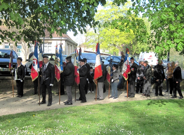 La cérémonie en honneur aux victimes de la déportation à Châtillon sur Seine, vue par René Drappier 