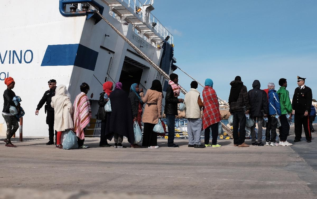 Des migrants, dont des Libyens, attendent d'embarquer sur un ferry dans le port de Lampedusa en Italie - Alberto Pizzoli - AFP/Archives