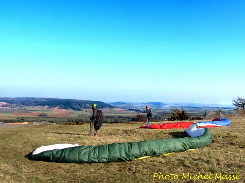 Parapentes au mont Lassois, en mars 2013