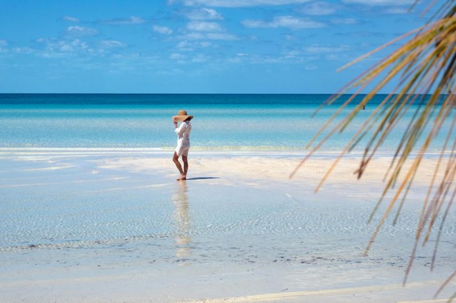 Une femme se balade sur la plage de... (Photo Yannick Fleury, La Presse)