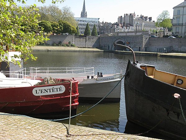 bateaux anciens au bord de l'Erdre à Nantes