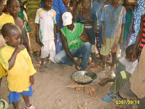 Sénégal Casamance Comment griller des noix de cajou