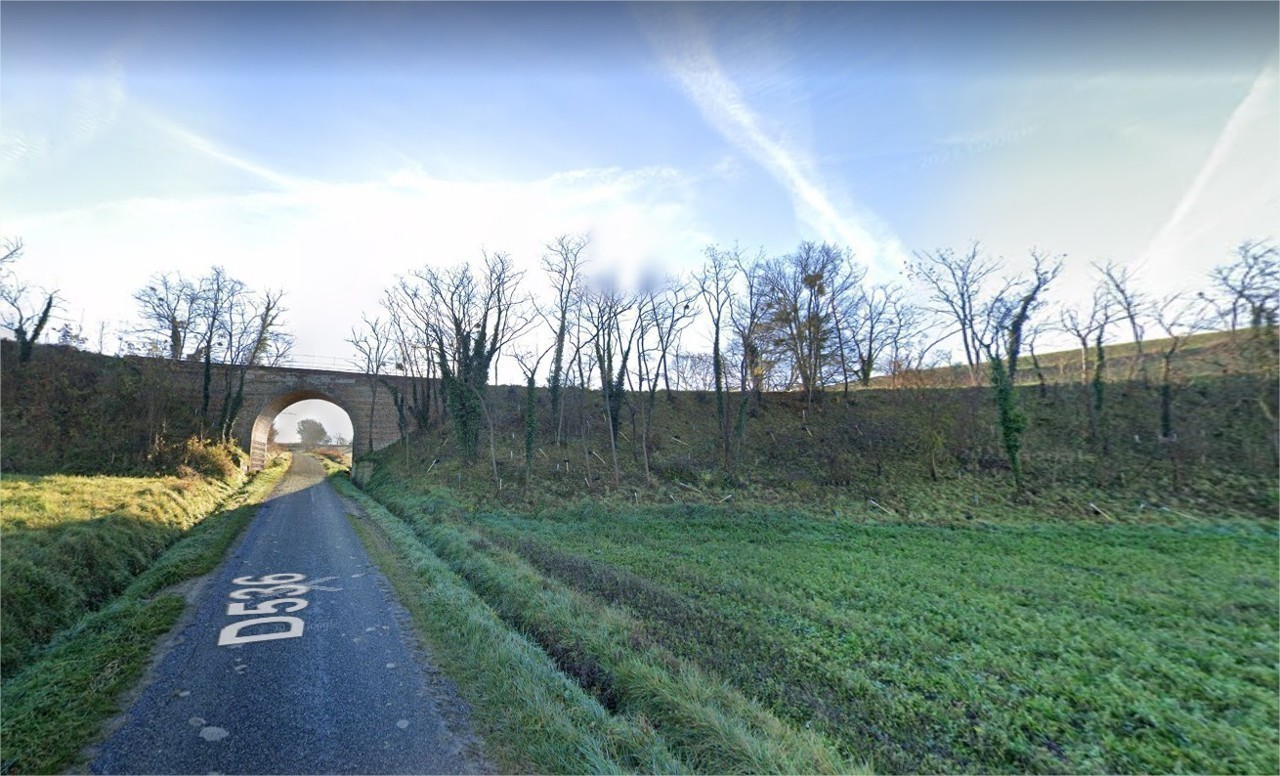 Entre Saint-Loube et Forgues, un petit pont permettait au train d'enjamber la route départementale dans le secteur le plus escarpé de la ligne Toulouse-Boulogne-sur-Gesse.