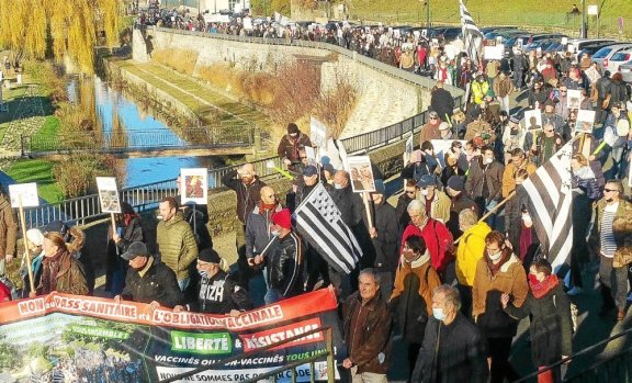 La manifestation anti-passe sanitaire a rassemblé un peu plus de 300 personnes.