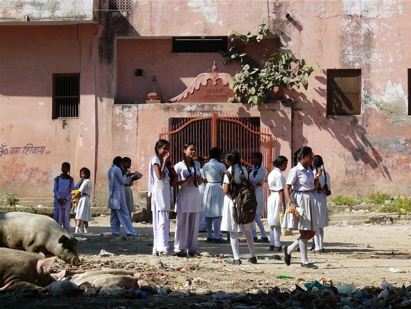 l'entrée d'une école à Rishikesh