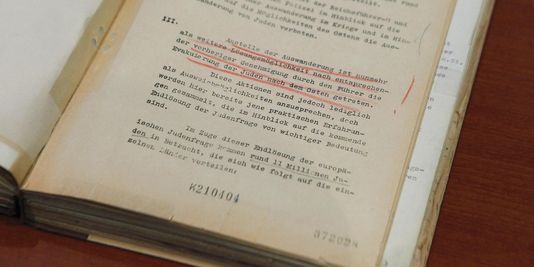 REUTERS/THOMAS PETER Extrait des actes de la conférence de Wannsee organisant la solution finale.