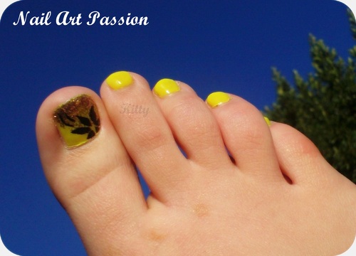 Nail art fleur fluo sur les pieds ! 