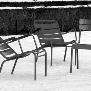 Elga - Les chaises du jardin des Tuileries sous la neige, Paris
