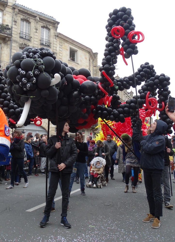 Le carnaval de Bordeaux 2016 : les monstres en ballons...