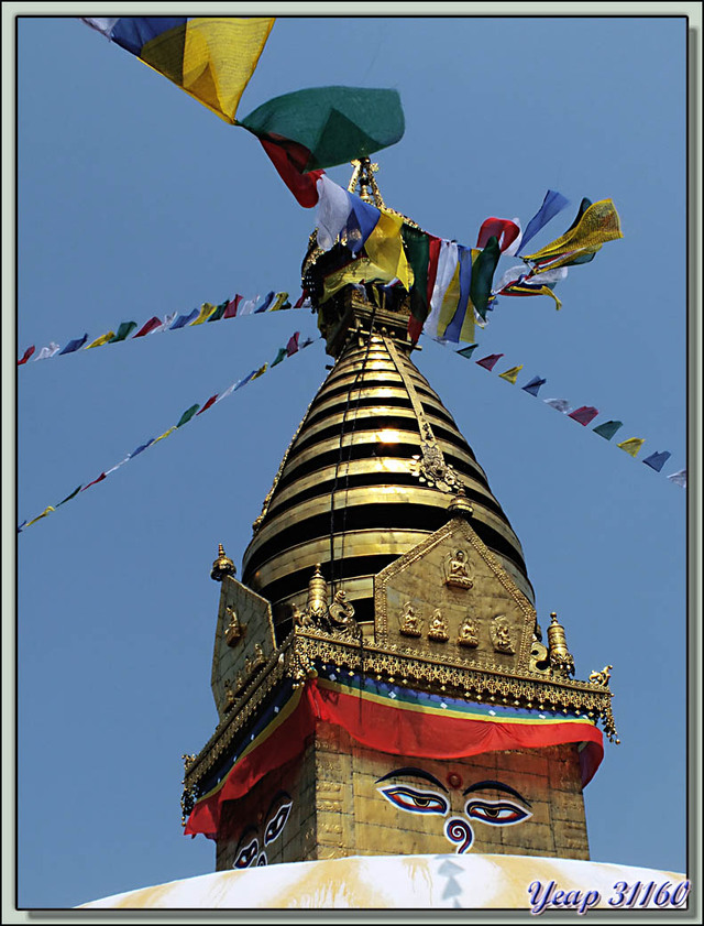 Blog de images-du-pays-des-ours : Images du Pays des Ours (et d'ailleurs ...), Sanctuaire de Swayambhunath: les yeux de Bhouddha surveillent du haut du stupa - Katmandou - Népal