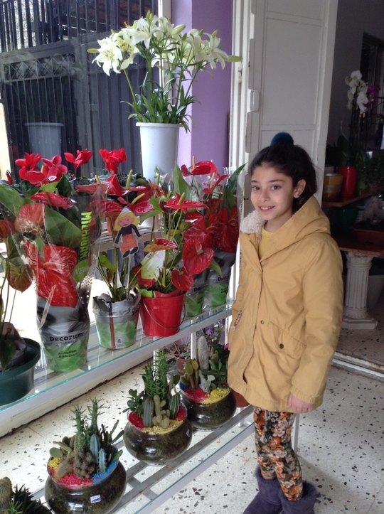 Joven offre des fleurs et des pâtisseries à Elise Aplati.