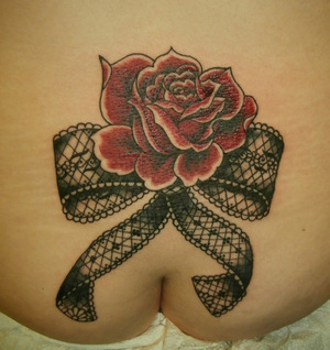 belles plantes roses noeud jaretière reins bas du dos fesse tatouage dessin originale dolphins tattoo l'encreur d'échine blois