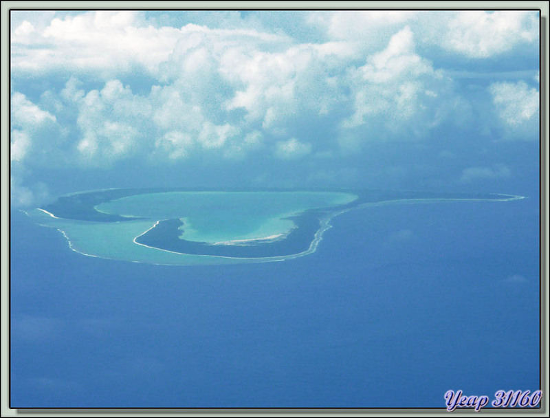 Départ pour l'île de Maupiti : prise au téléobjectif, l'île cœur (atoll) de Tupai - Polynésie française