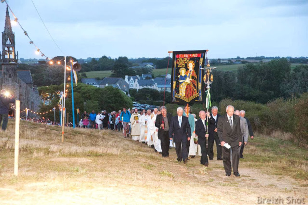 Sainte-Anne la Palud - la procession aux flambeaux