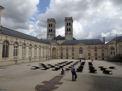Autour de la cathédrale et du Centre Mondial pour la Paix de Verdun (photos)