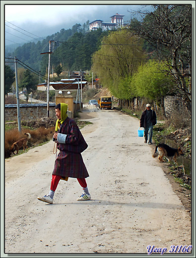Blog de images-du-pays-des-ours : Images du Pays des Ours (et d'ailleurs ...), Il fait très frais pour la prière matinale! - Jakar -Bhoutan