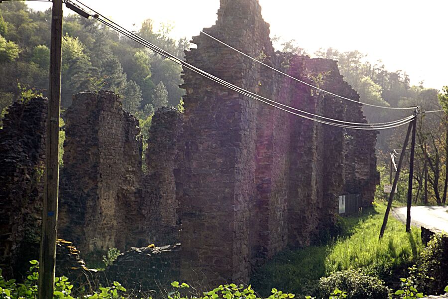 SUR LA ROUTE D'AUBAZINE EN CORREZE  (RUINES DE L'ANCIEN MONASTERE CISTERCIEN FEMININ)