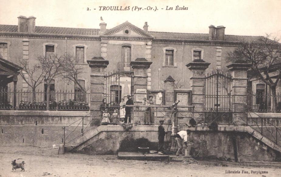 Peut être une image de 3 personnes