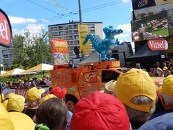 Tour de France 2016: Dans l'ambiance au passage de la caravane publicitaire à Limoges ! 