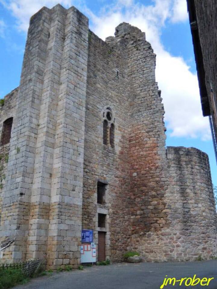 Châlus 87 : Aujourd'hui, ce joli petit bourg était autrefois le territoire des Vicomtes de Limoges 