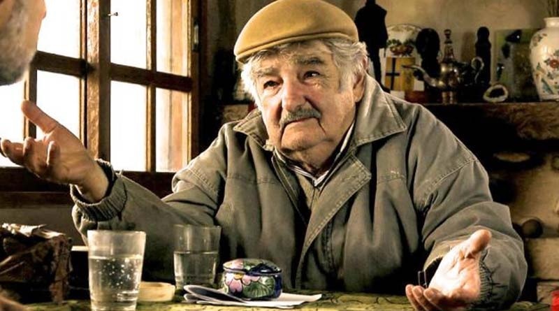 José Mujica président de la république de l’Uruguay de 2010 à 2015 refusait d’être payé 9000 euros, il en acceptait que 1000 euros, et reversait le reste à l’État.
