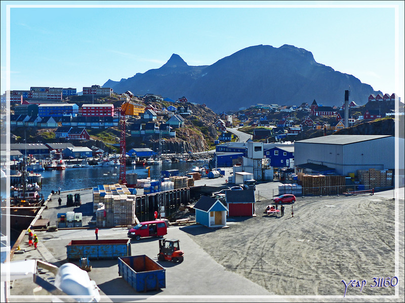 L'Austral, après une nuit de navigation depuis Kangerlussuaq, s'ancre dans le port de Sisimiut - Groenland 