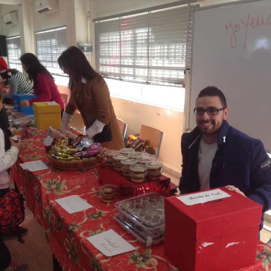 Marché de Noël : les enseignants du cycle primaire deviennent vendeur d’un jour.